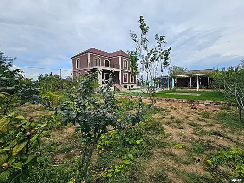 Satılır 11 otaqlı həyət evi
