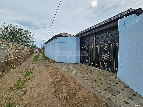 Satılır 11 otaqlı həyət evi