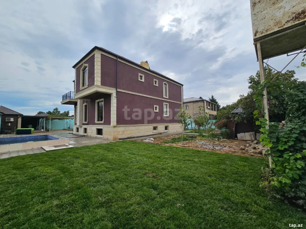 Satılır 11 otaqlı həyət evi