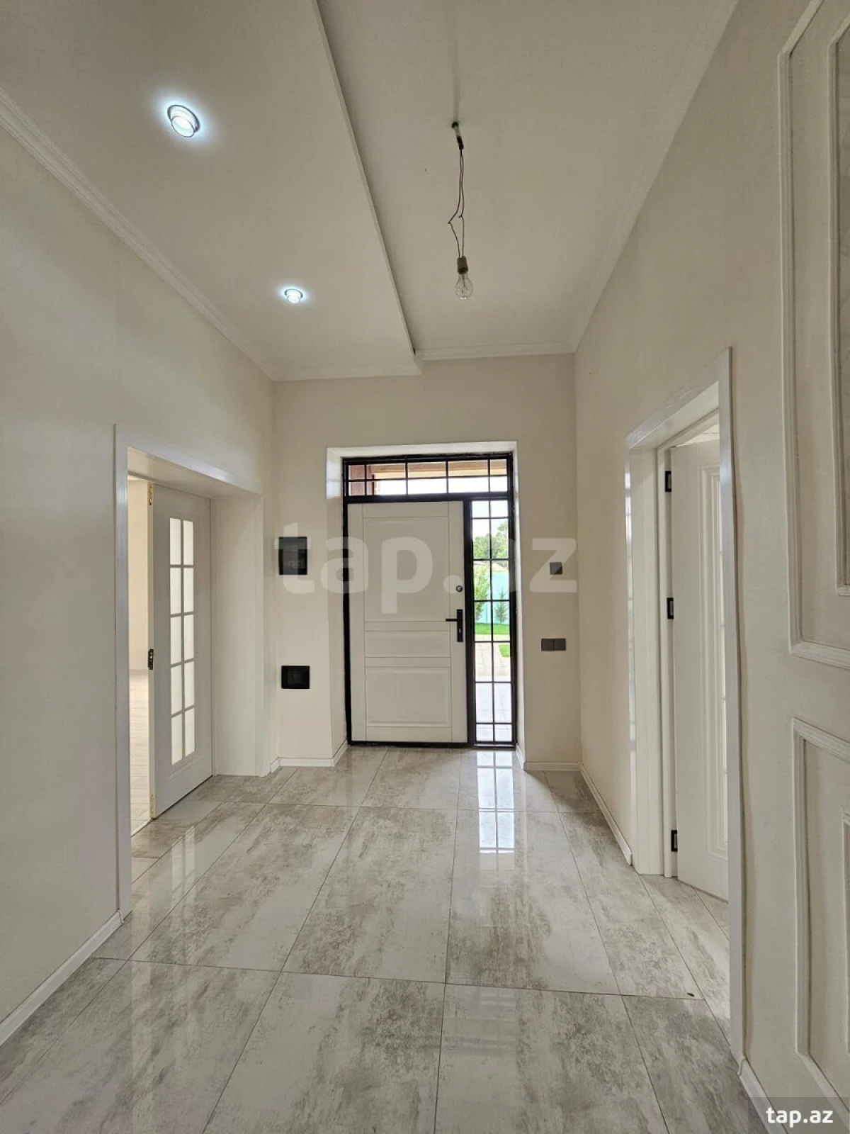 Satılır 11 otaqlı həyət evi