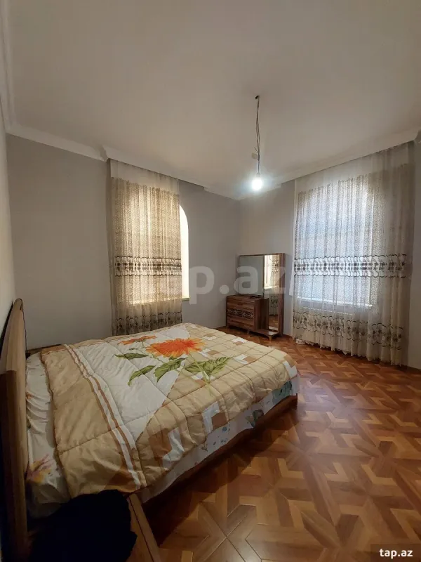 Satılır 6 otaqlı həyət evi
