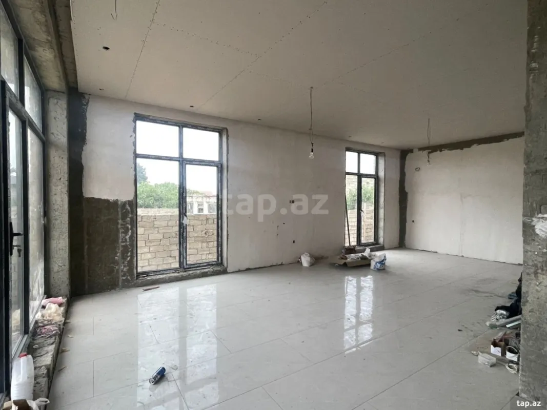 Satılır 5 otaqlı həyət evi 240 m²