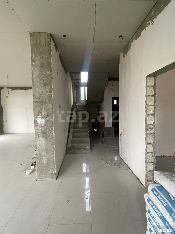 Satılır 5 otaqlı həyət evi 240 m²