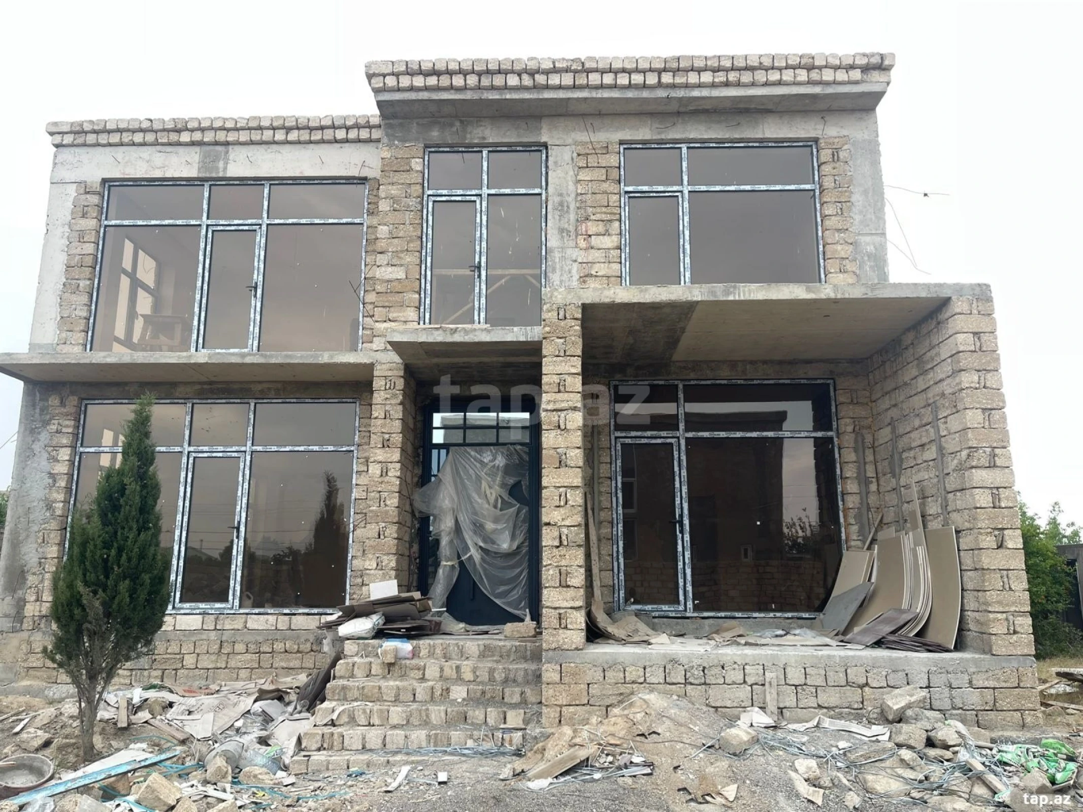 Satılır 5 otaqlı həyət evi 240 m²