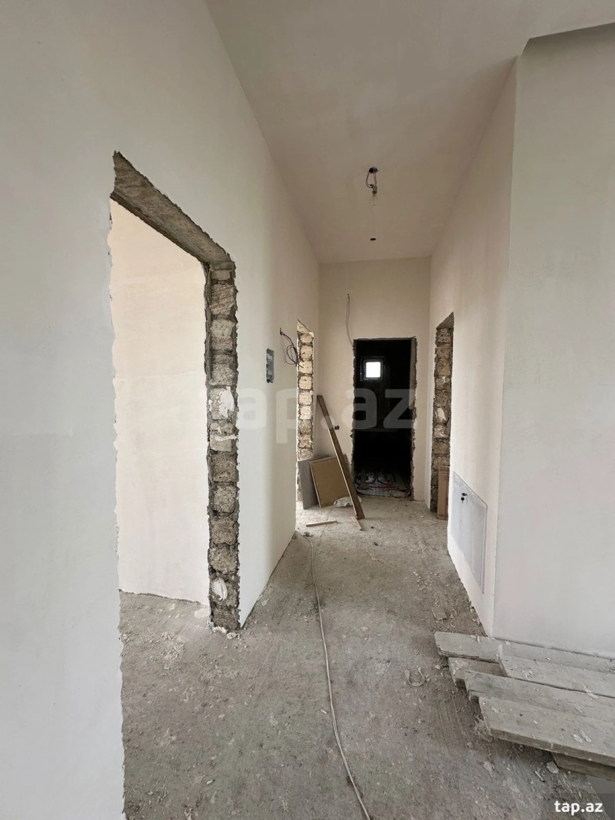 Satılır 5 otaqlı həyət evi 240 m²