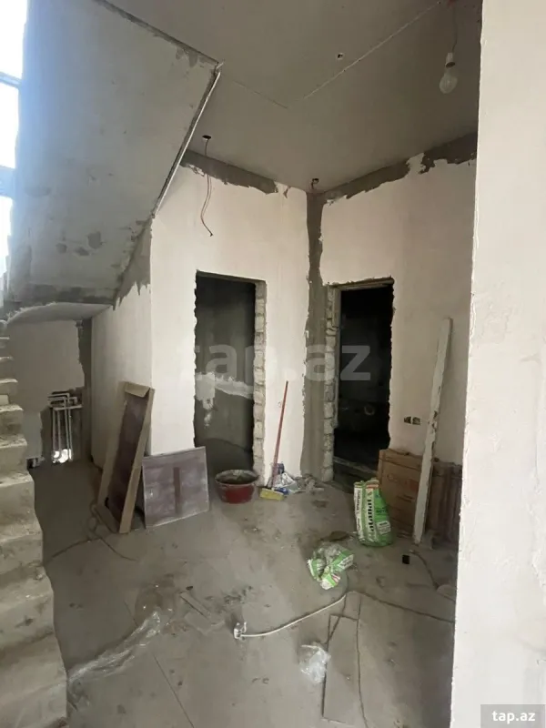 Satılır 5 otaqlı həyət evi 240 m²