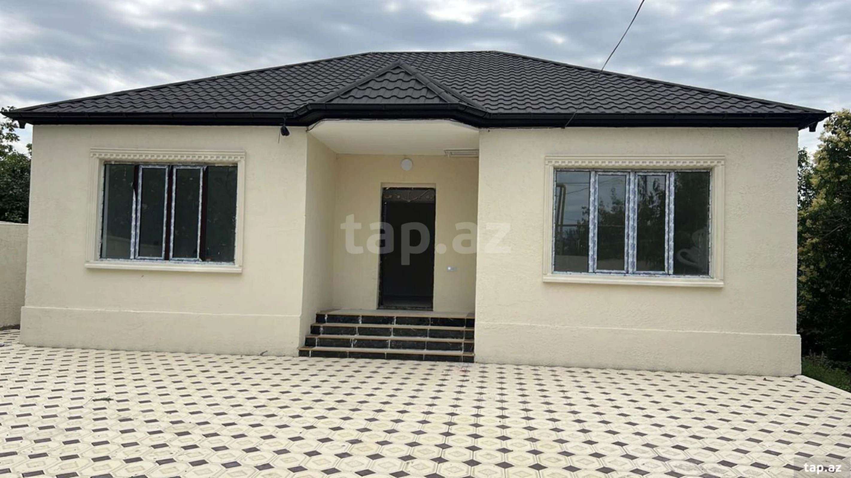 Satılır 4 otaqlı həyət evi