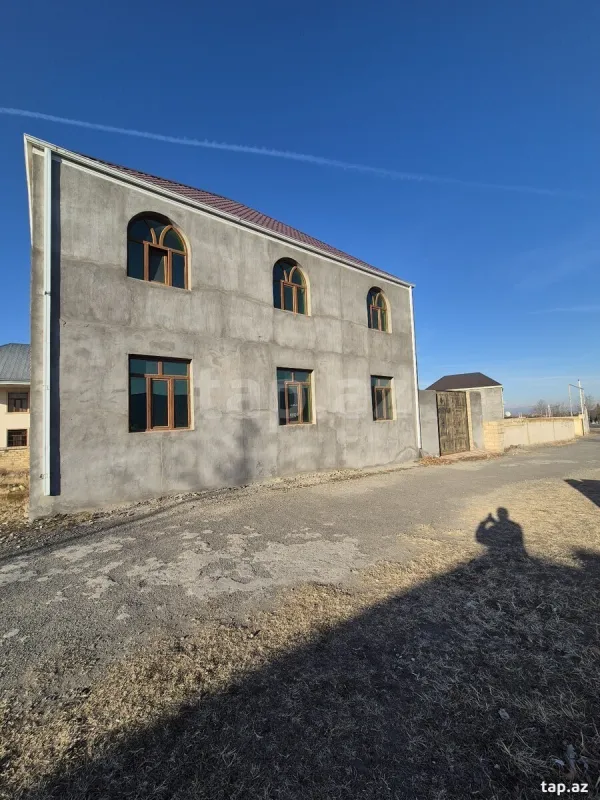 Satılır 6 otaqlı həyət evi