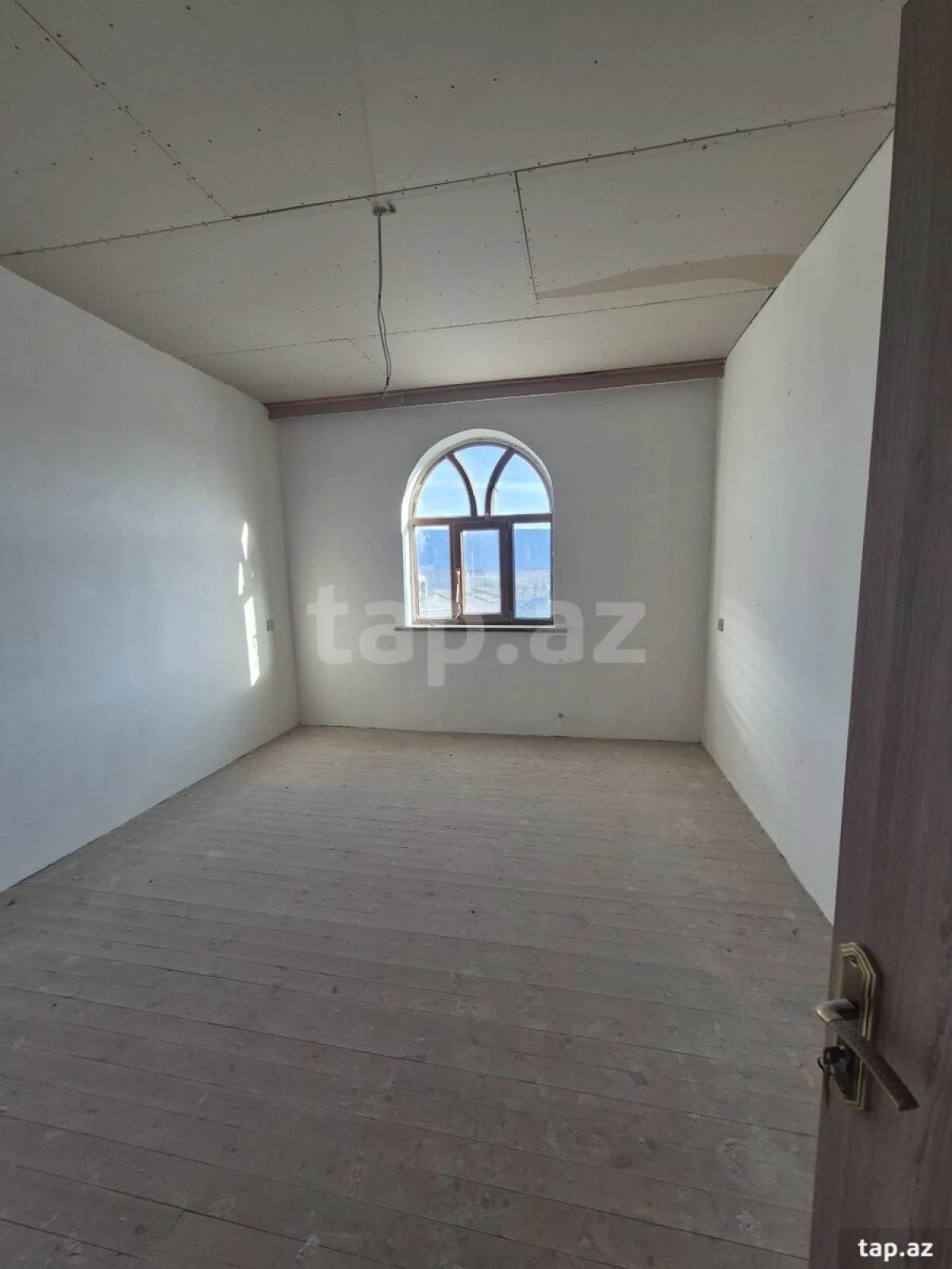 Satılır 6 otaqlı həyət evi