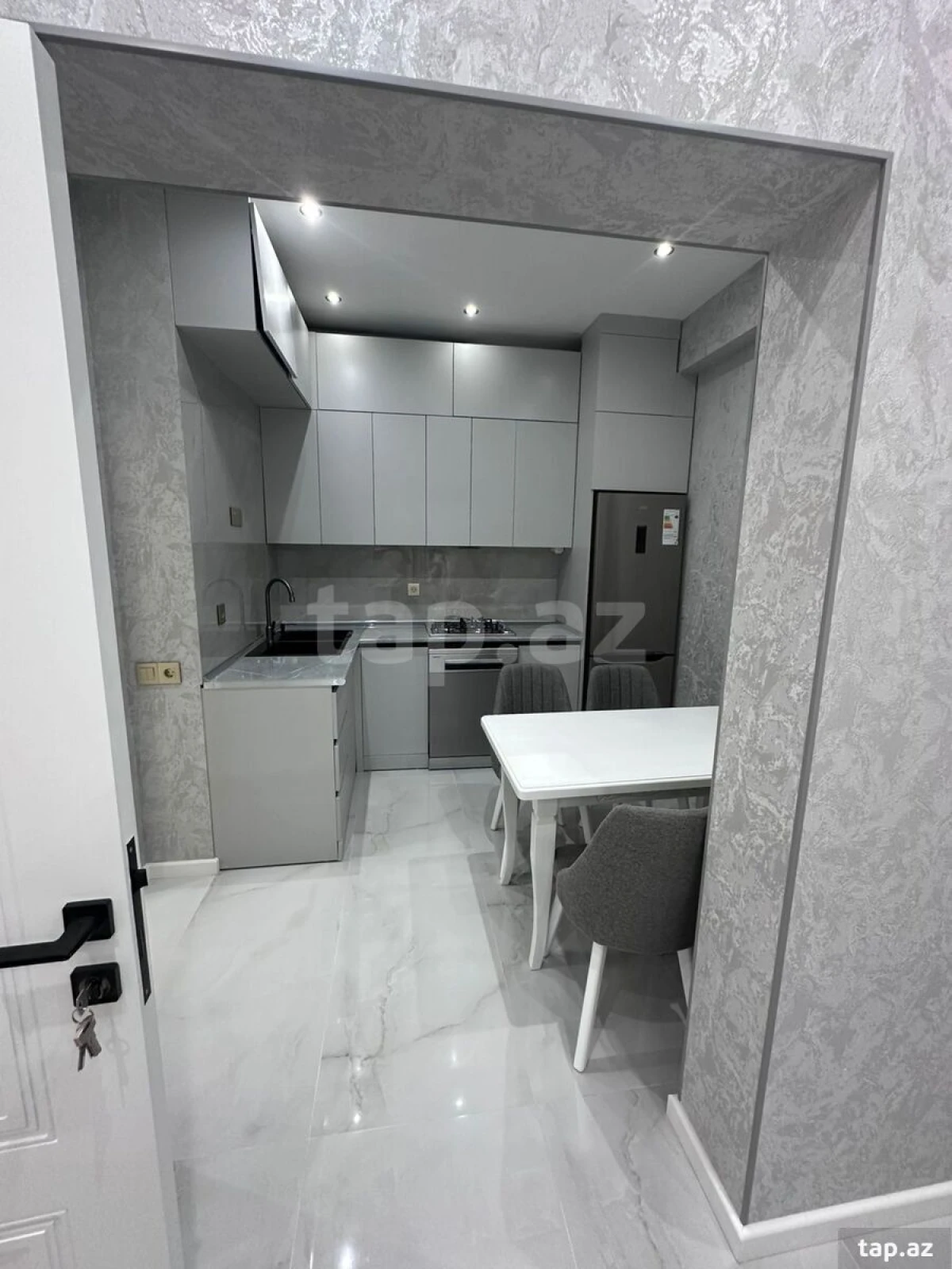 Kirayə verilir 2 otaqlı yeni tikili 76 m²