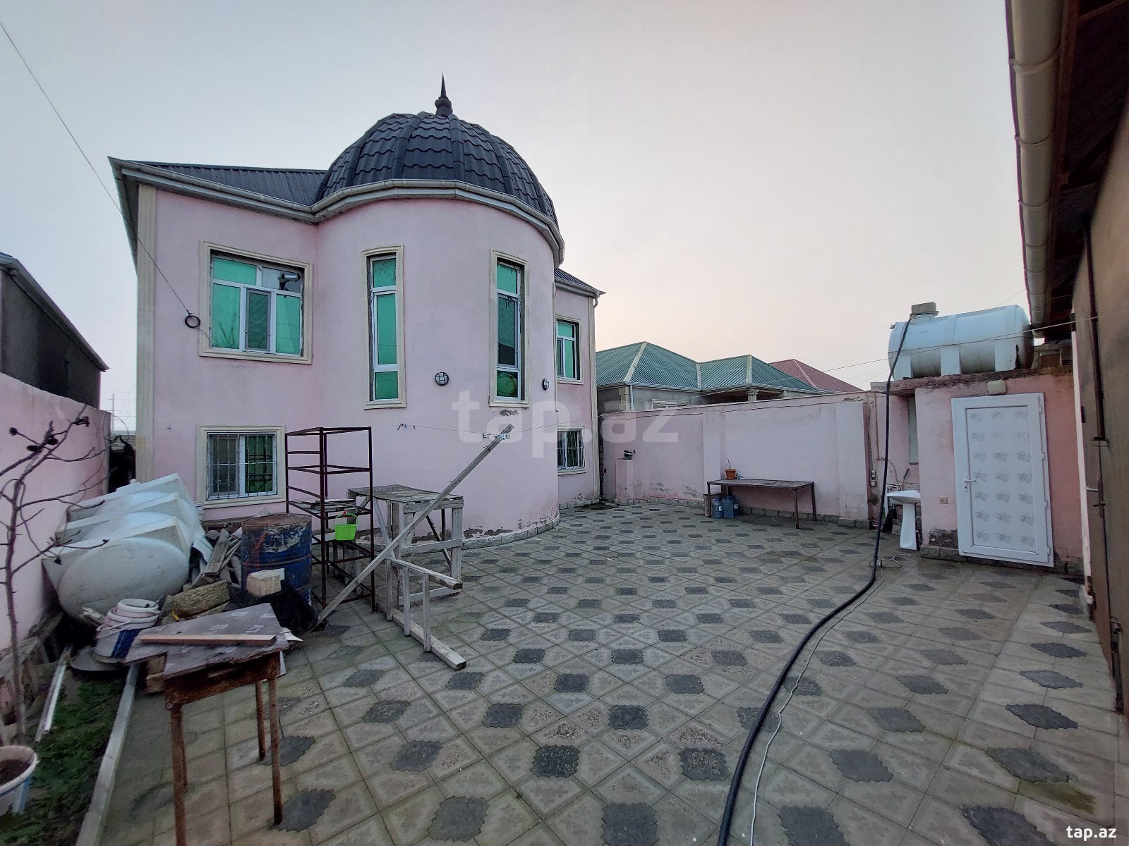 Satılır 6 otaqlı həyət evi 300 m²