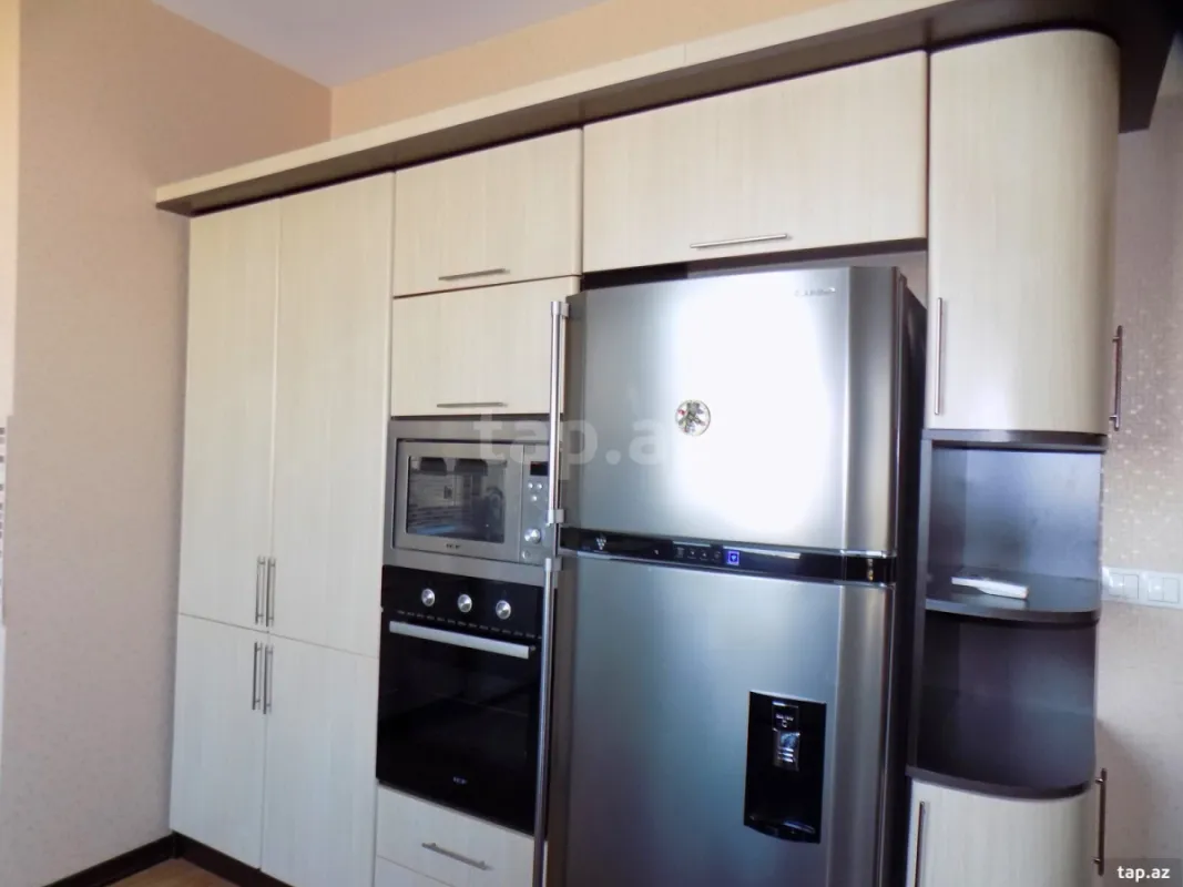 Kirayə verilir 4 otaqlı yeni tikili 200 m²