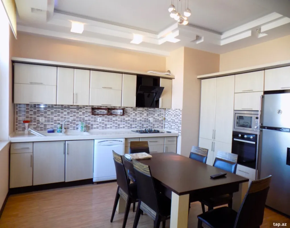 Kirayə verilir 4 otaqlı yeni tikili 200 m²