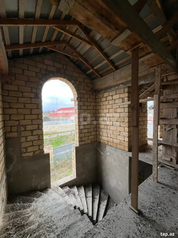 Satılır 11 otaqlı həyət evi