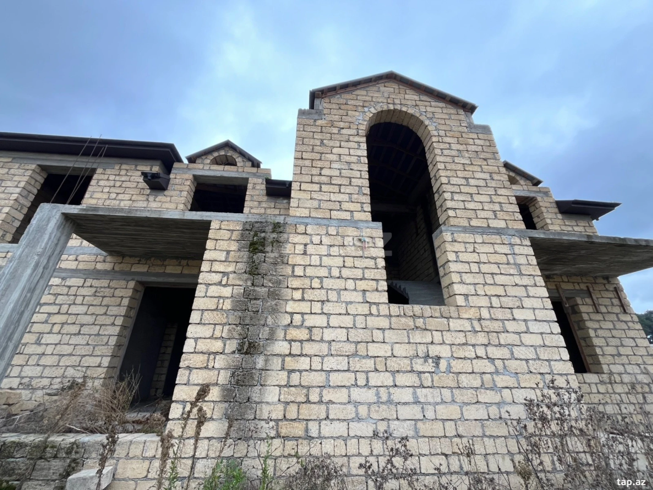 Satılır 11 otaqlı həyət evi
