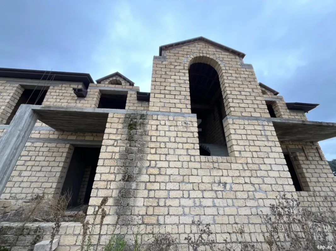 Satılır 11 otaqlı həyət evi