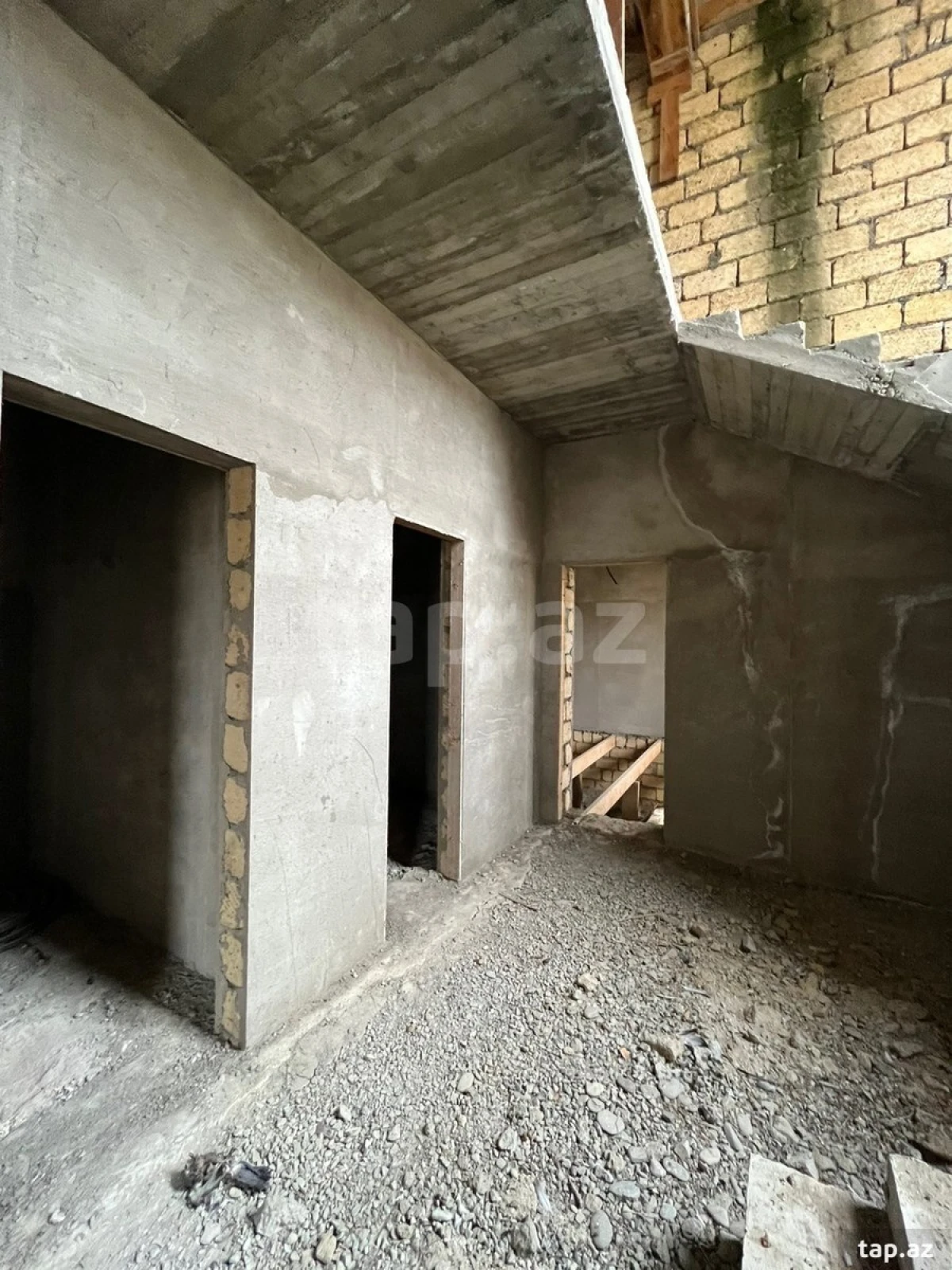 Satılır 11 otaqlı həyət evi