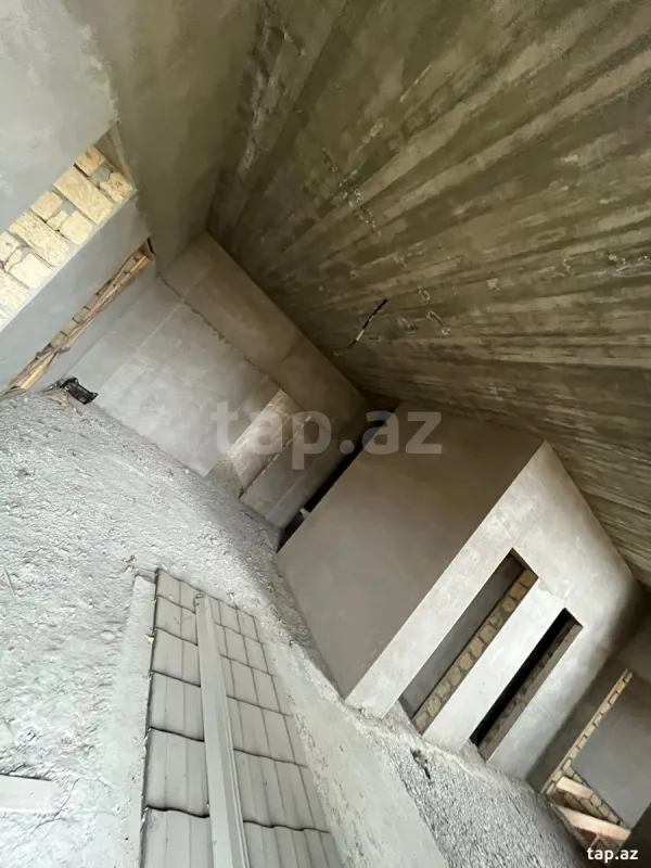 Satılır 11 otaqlı həyət evi