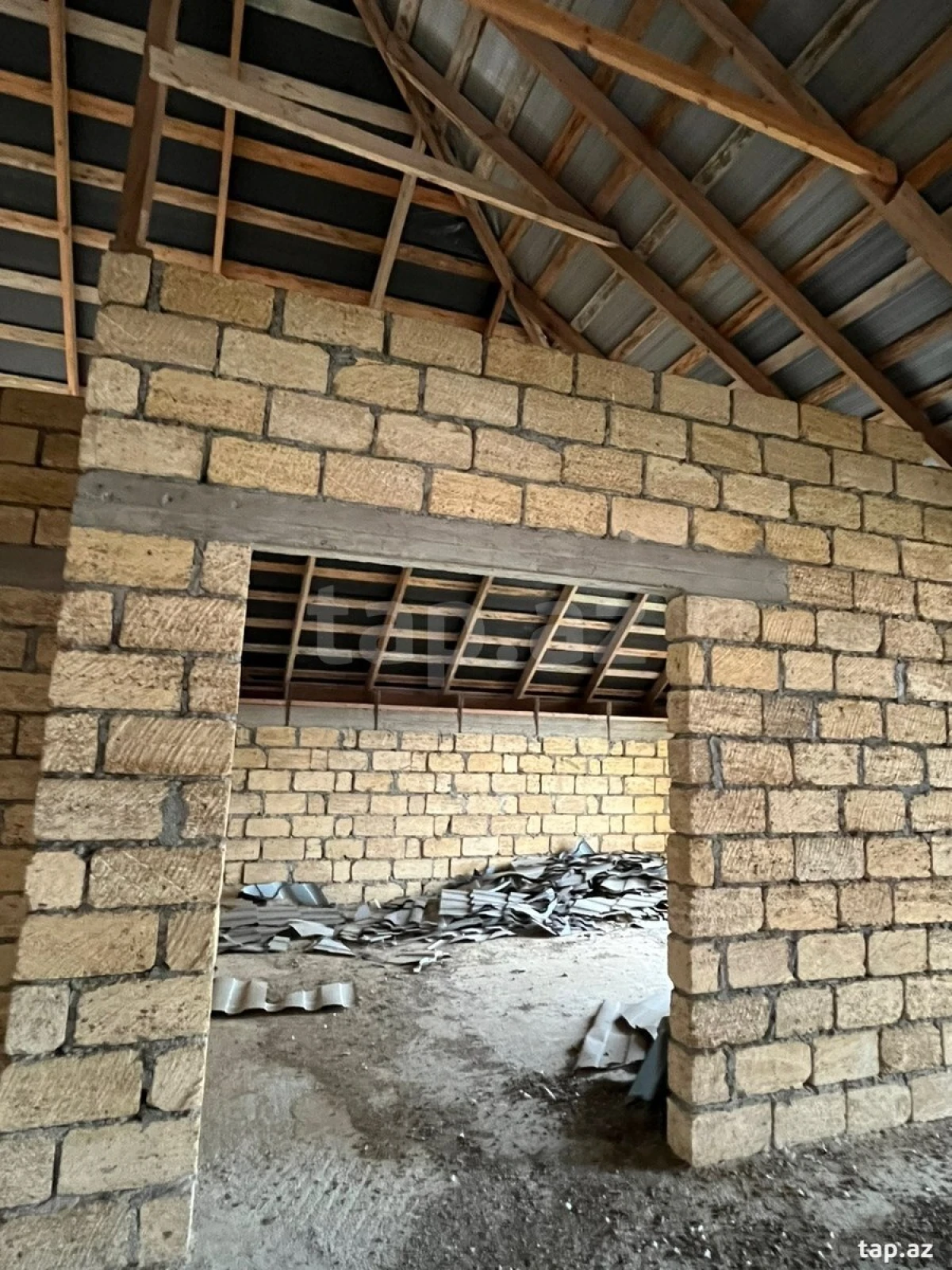 Satılır 11 otaqlı həyət evi