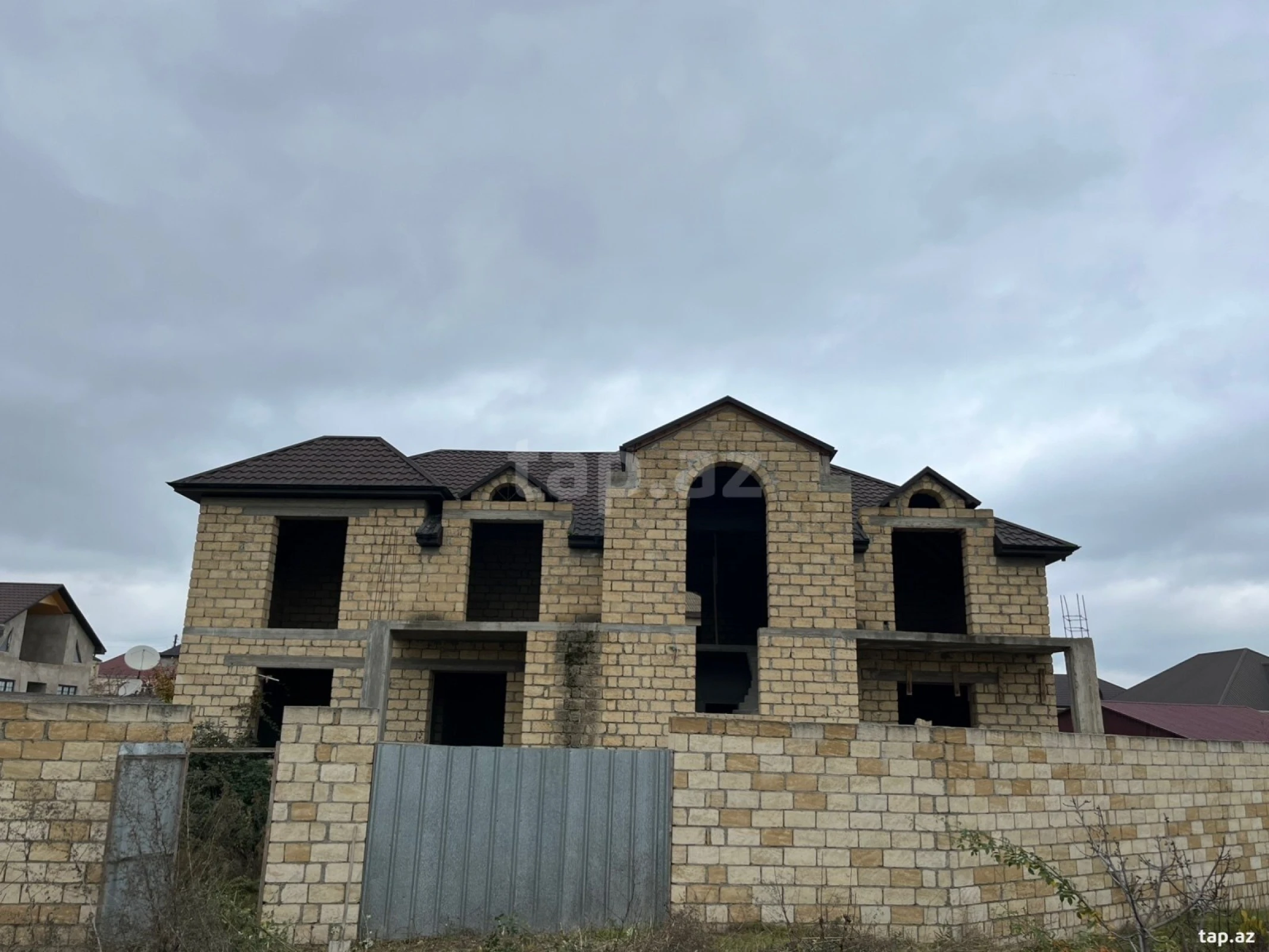 Satılır 11 otaqlı həyət evi