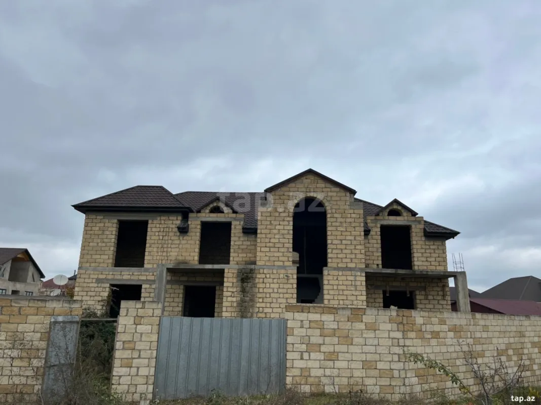 Satılır 11 otaqlı həyət evi