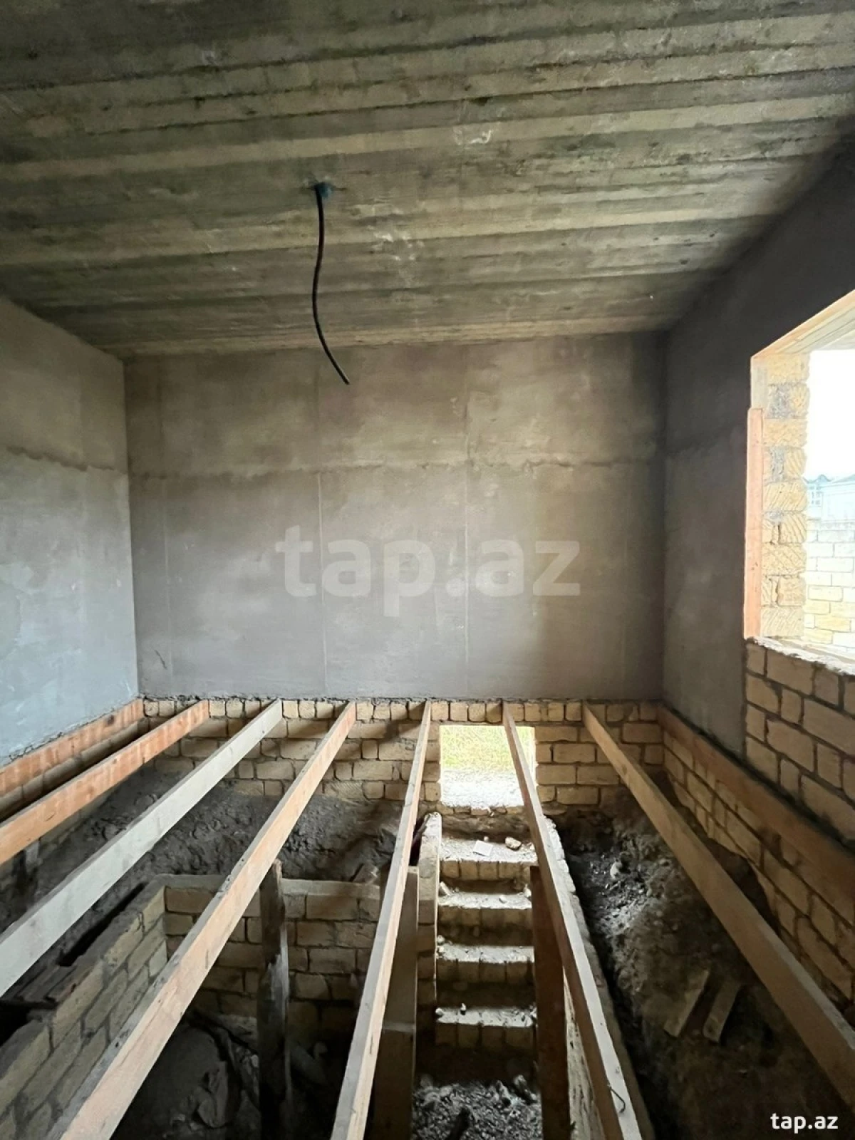 Satılır 11 otaqlı həyət evi