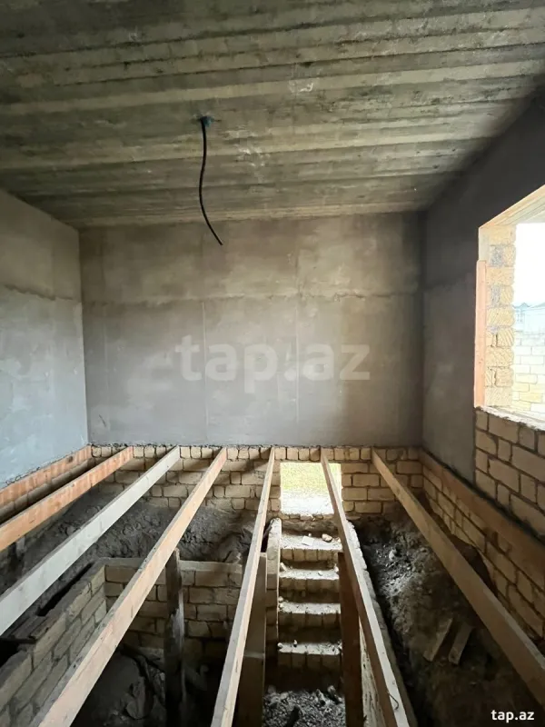 Satılır 11 otaqlı həyət evi