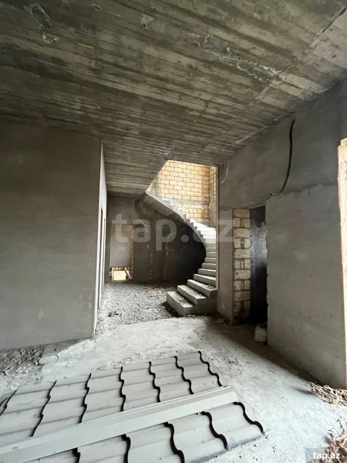 Satılır 11 otaqlı həyət evi