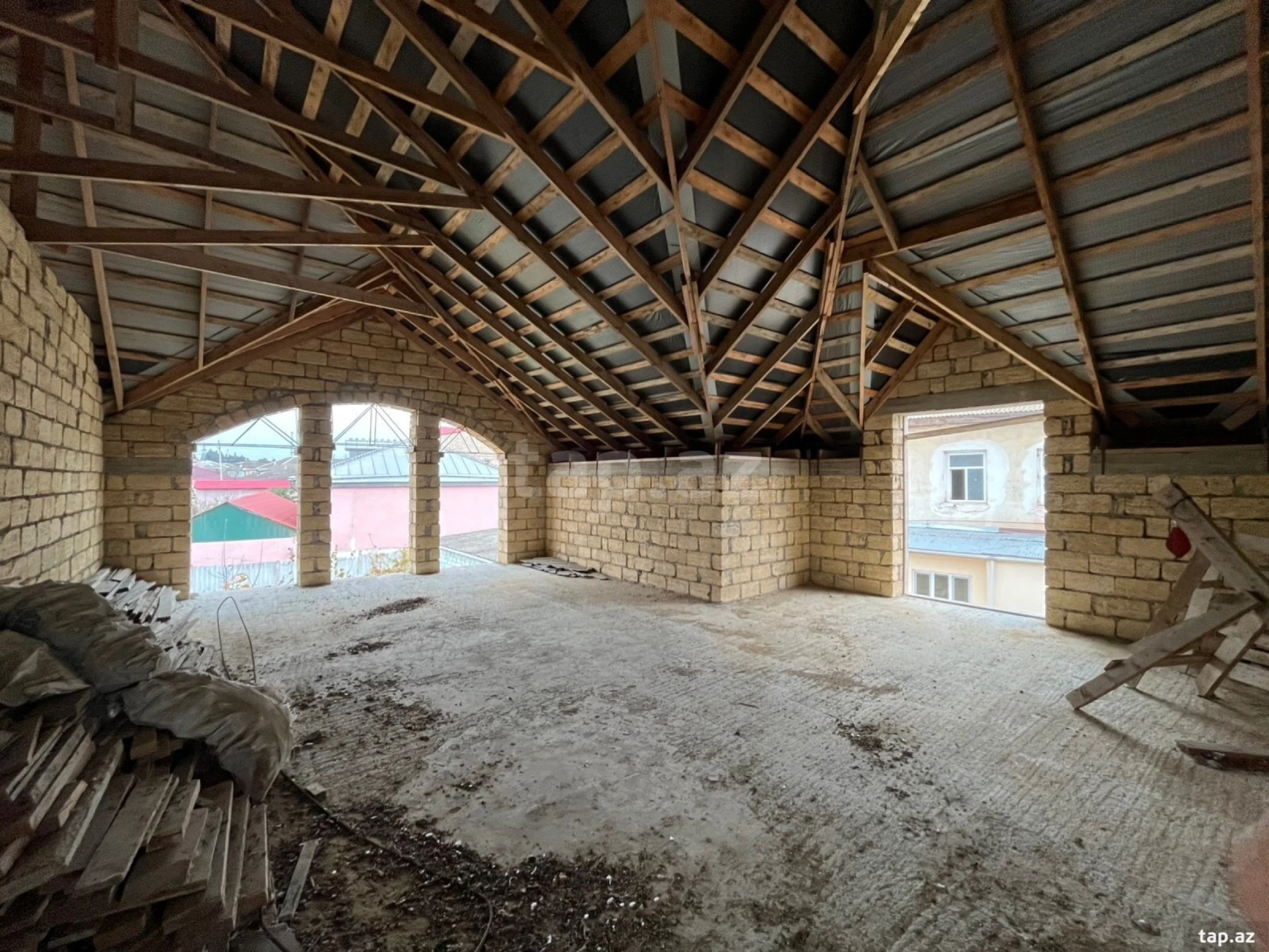 Satılır 11 otaqlı həyət evi
