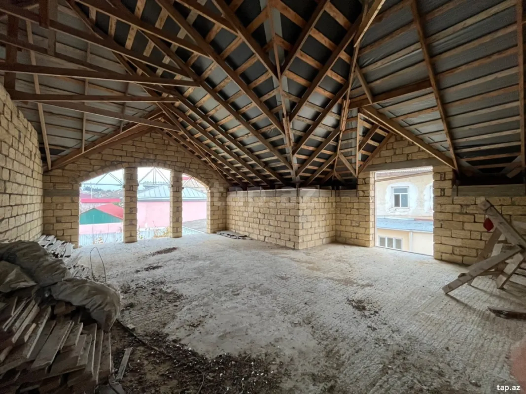 Satılır 11 otaqlı həyət evi