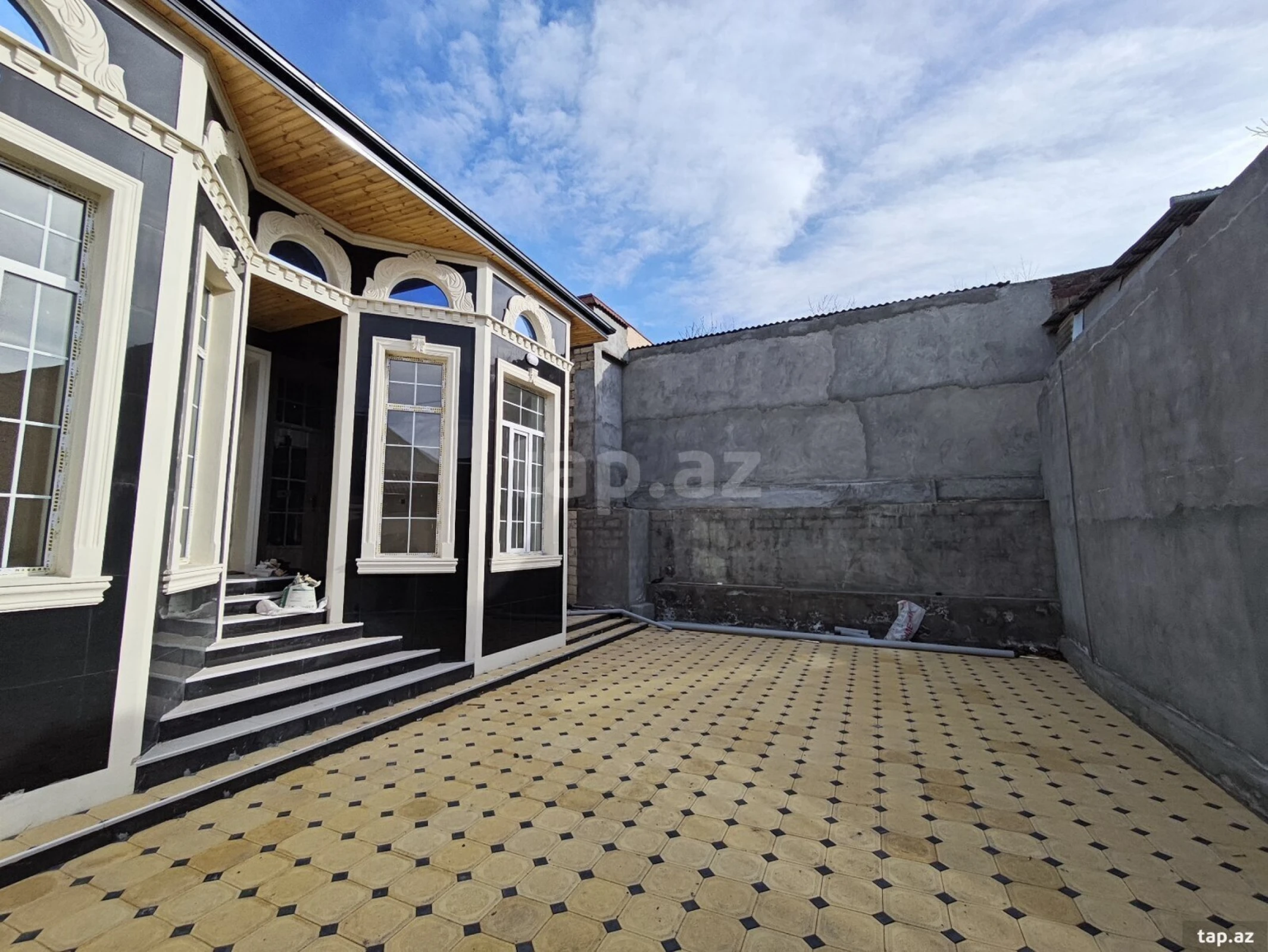 Satılır 4 otaqlı həyət evi