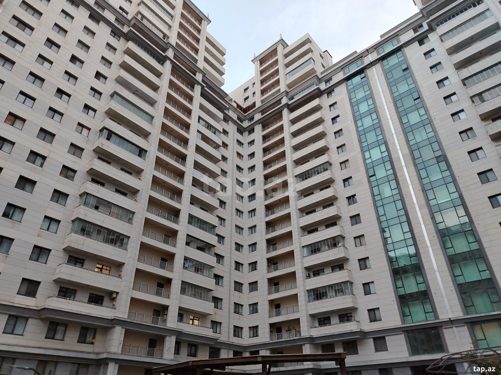 Kirayə verilir 3 otaqlı yeni tikili 155 m²