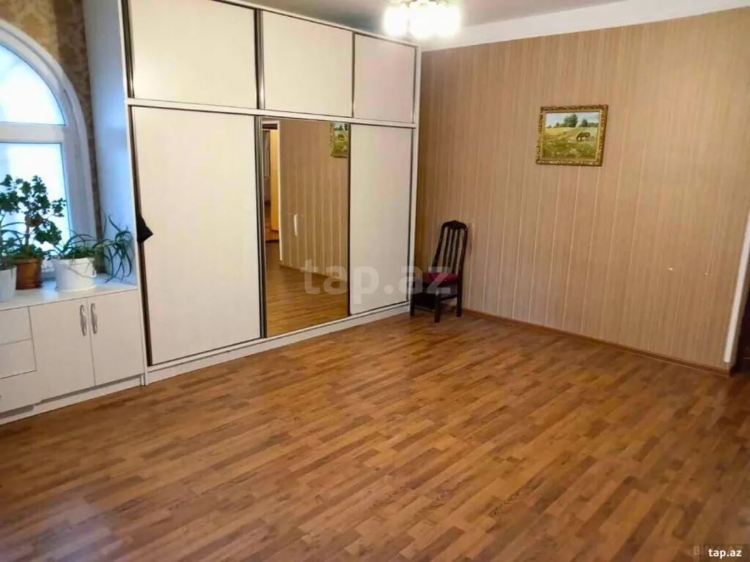 Satılır 6 otaqlı həyət evi 375 m²
