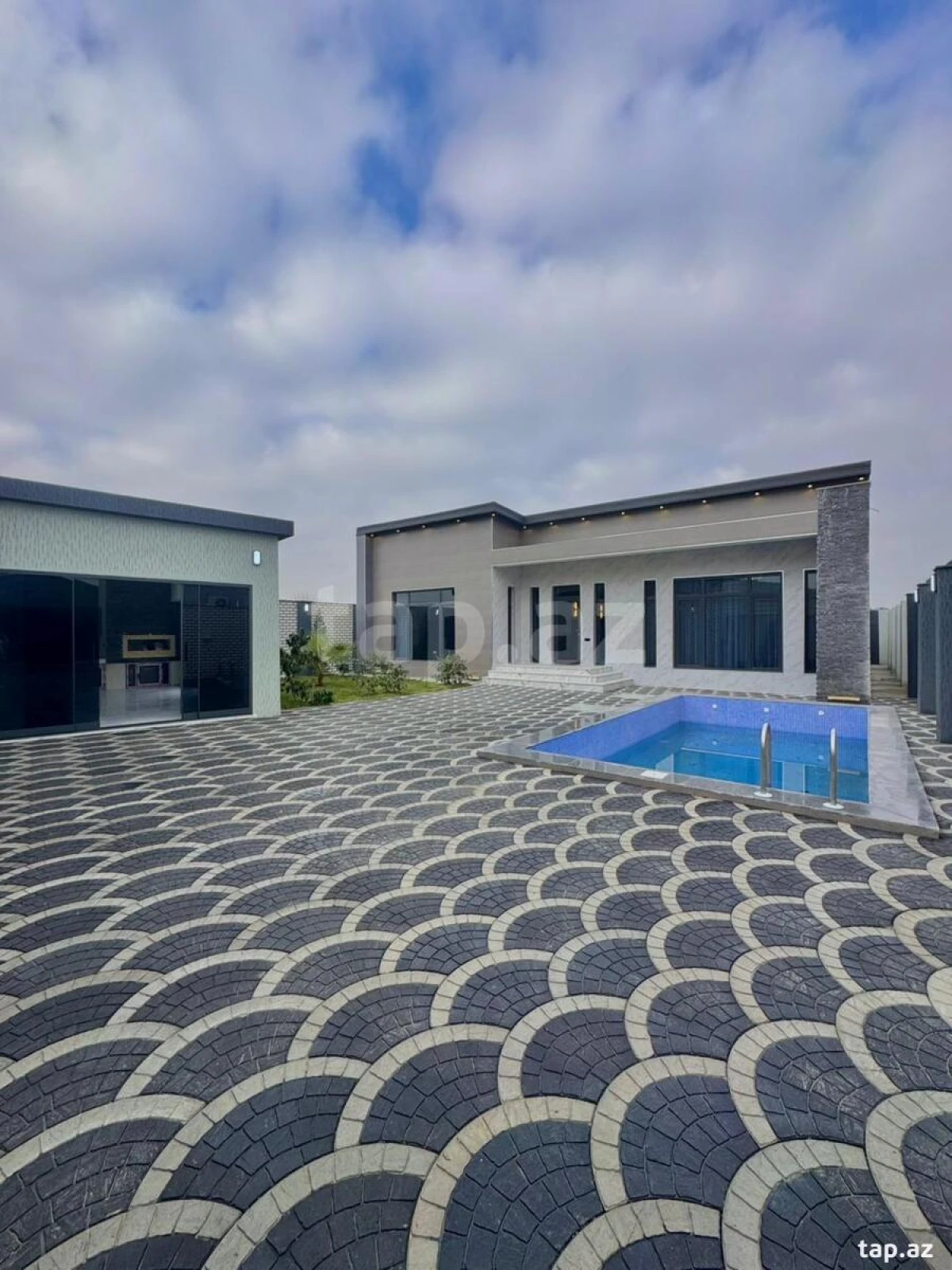 Satılır 5 otaqlı həyət evi