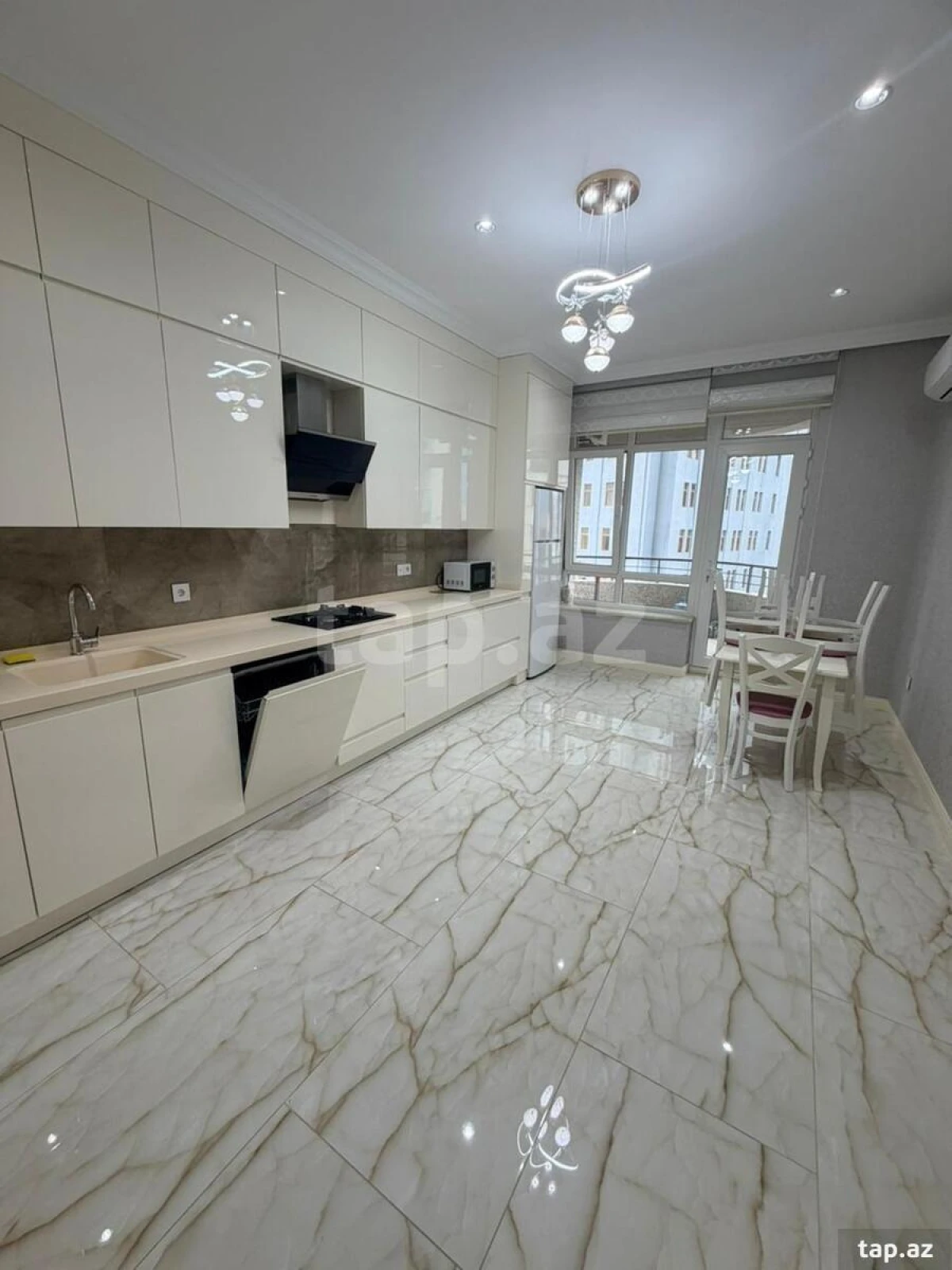 Kirayə verilir 2 otaqlı yeni tikili 130 m²
