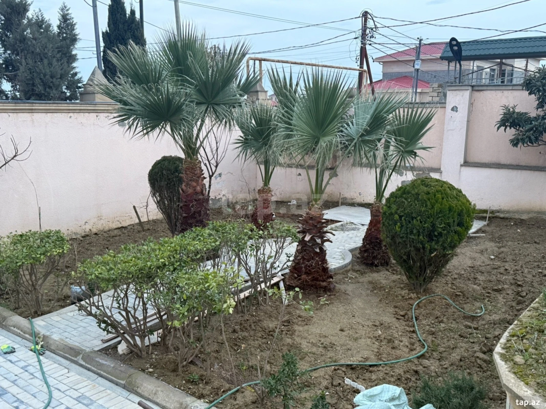 Satılır 6 otaqlı həyət evi