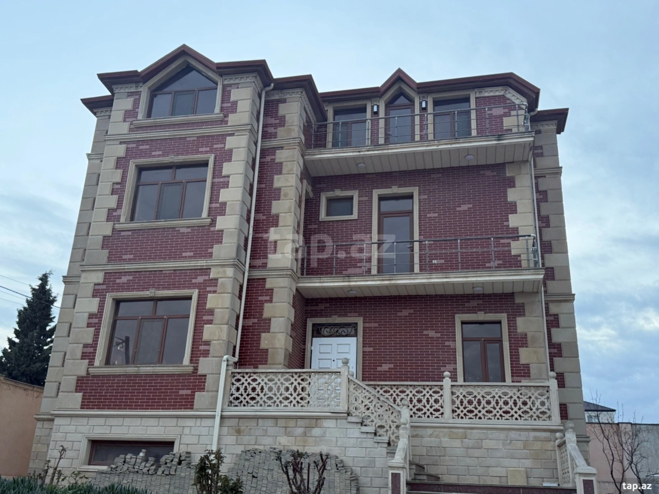 Satılır 6 otaqlı həyət evi