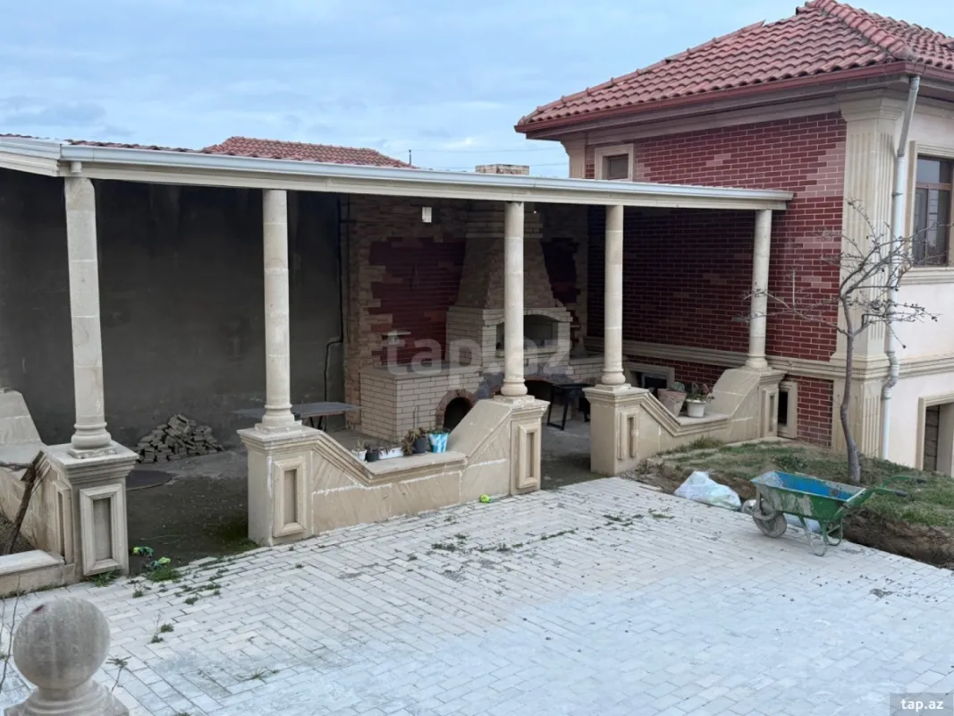 Satılır 6 otaqlı həyət evi