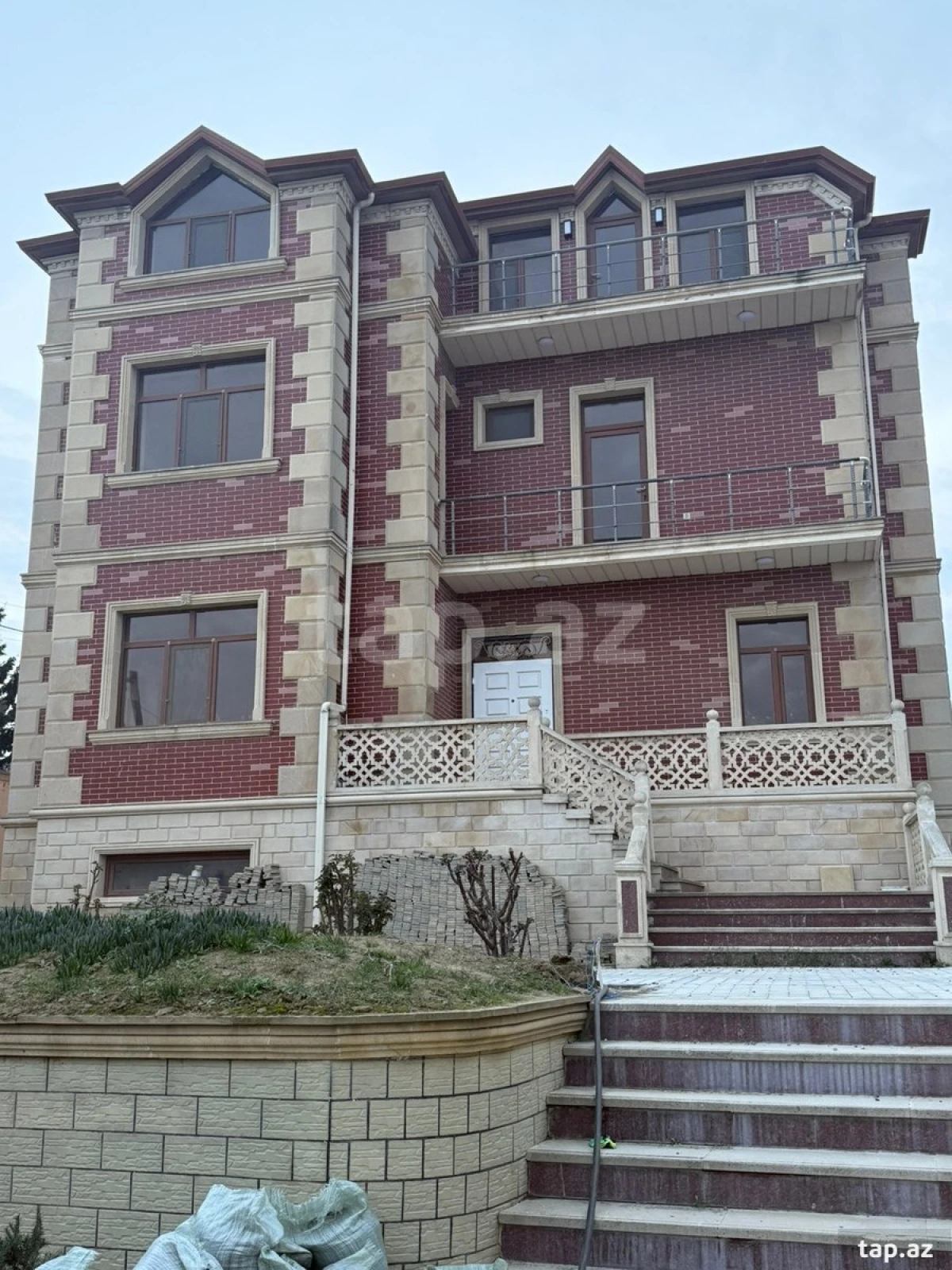 Satılır 6 otaqlı həyət evi