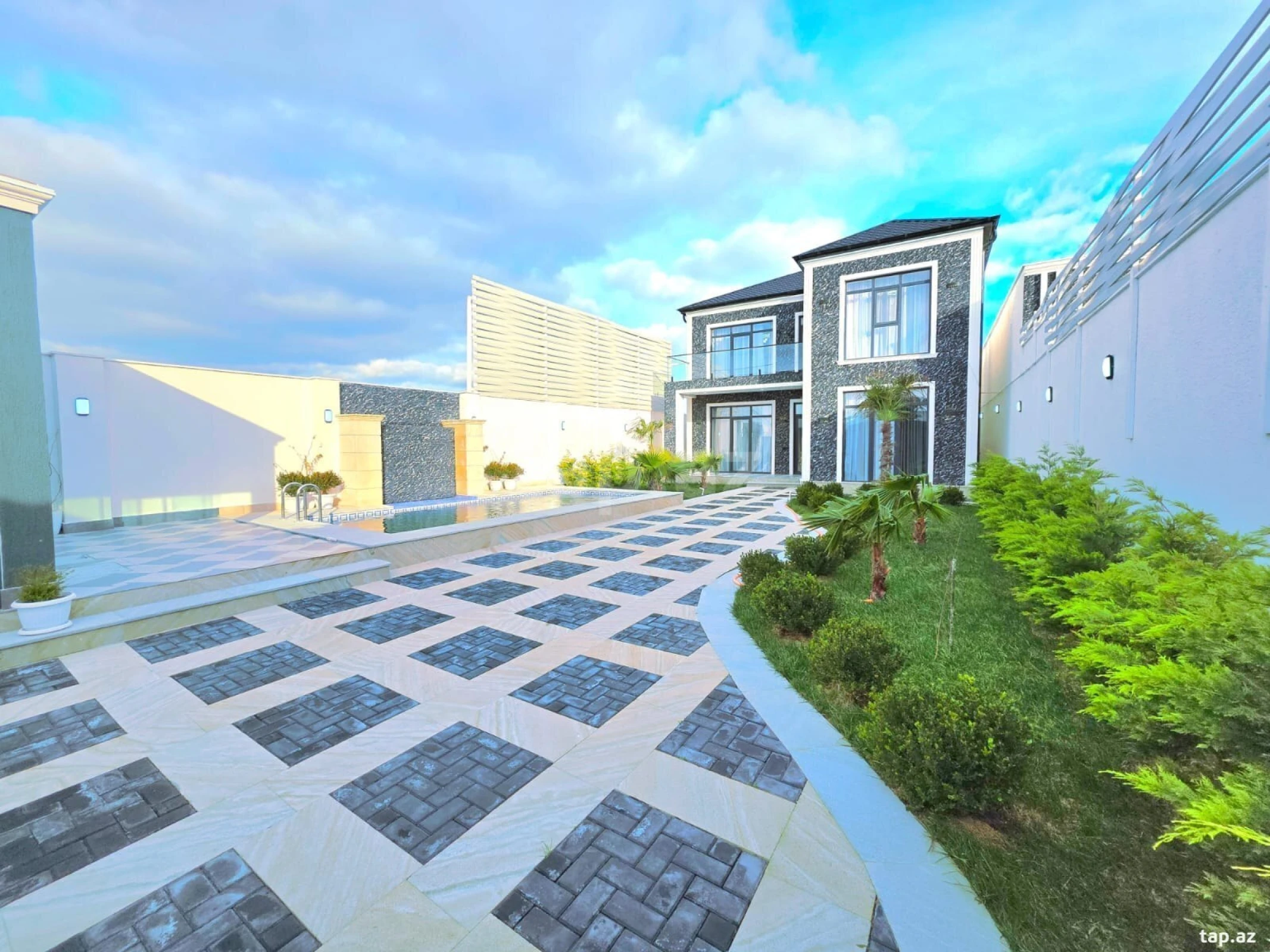 Satılır 5 otaqlı həyət evi 200 m²