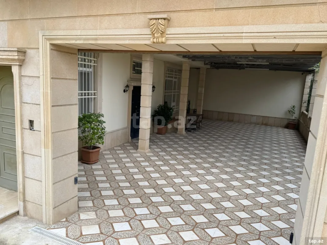 Satılır 10 otaqlı həyət evi