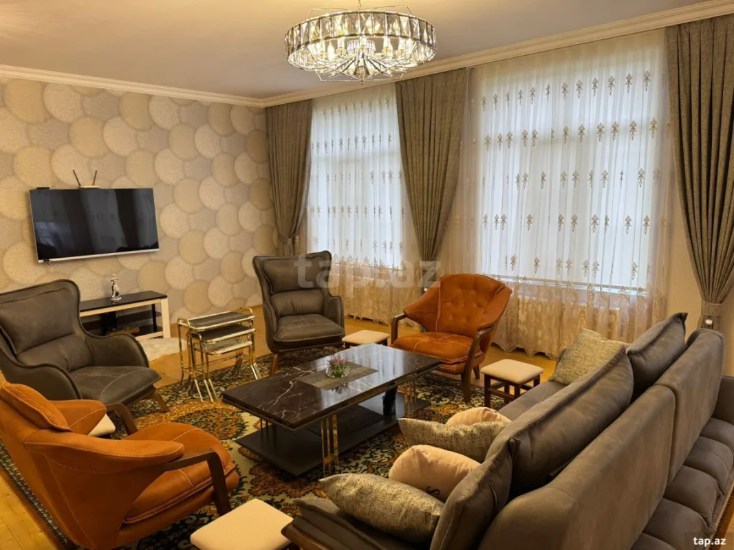 Satılır 10 otaqlı həyət evi