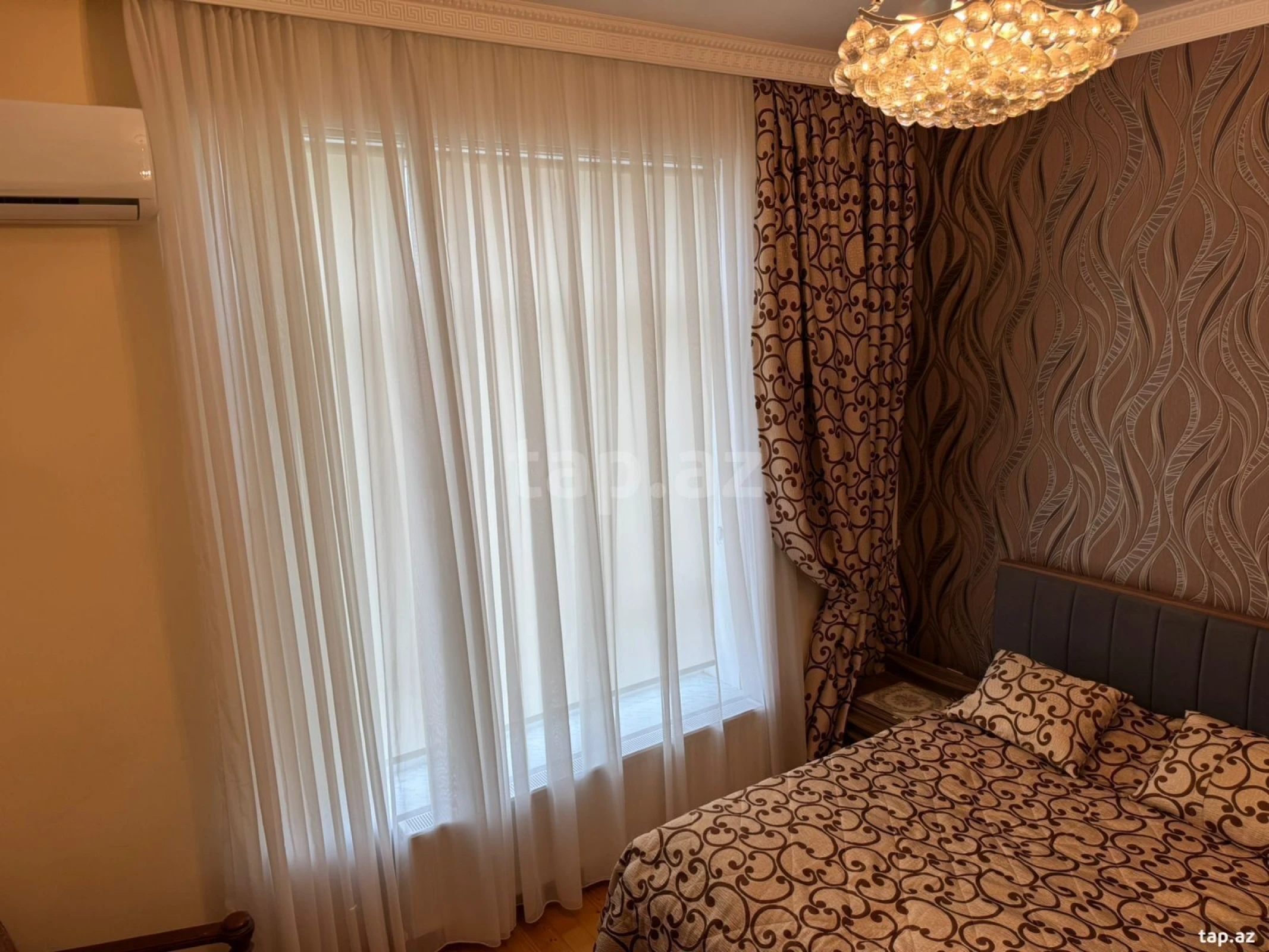 Satılır 10 otaqlı həyət evi