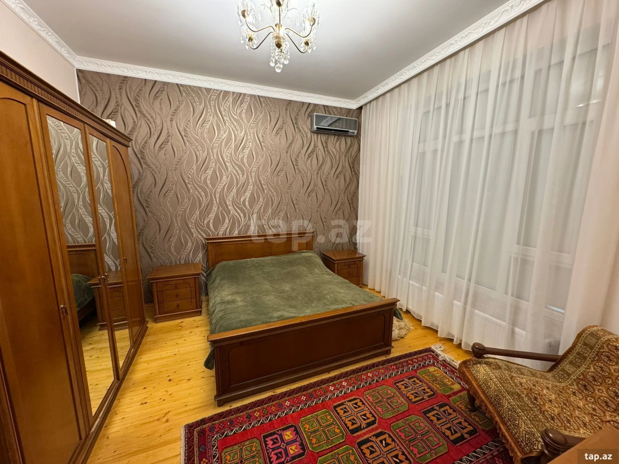 Satılır 10 otaqlı həyət evi