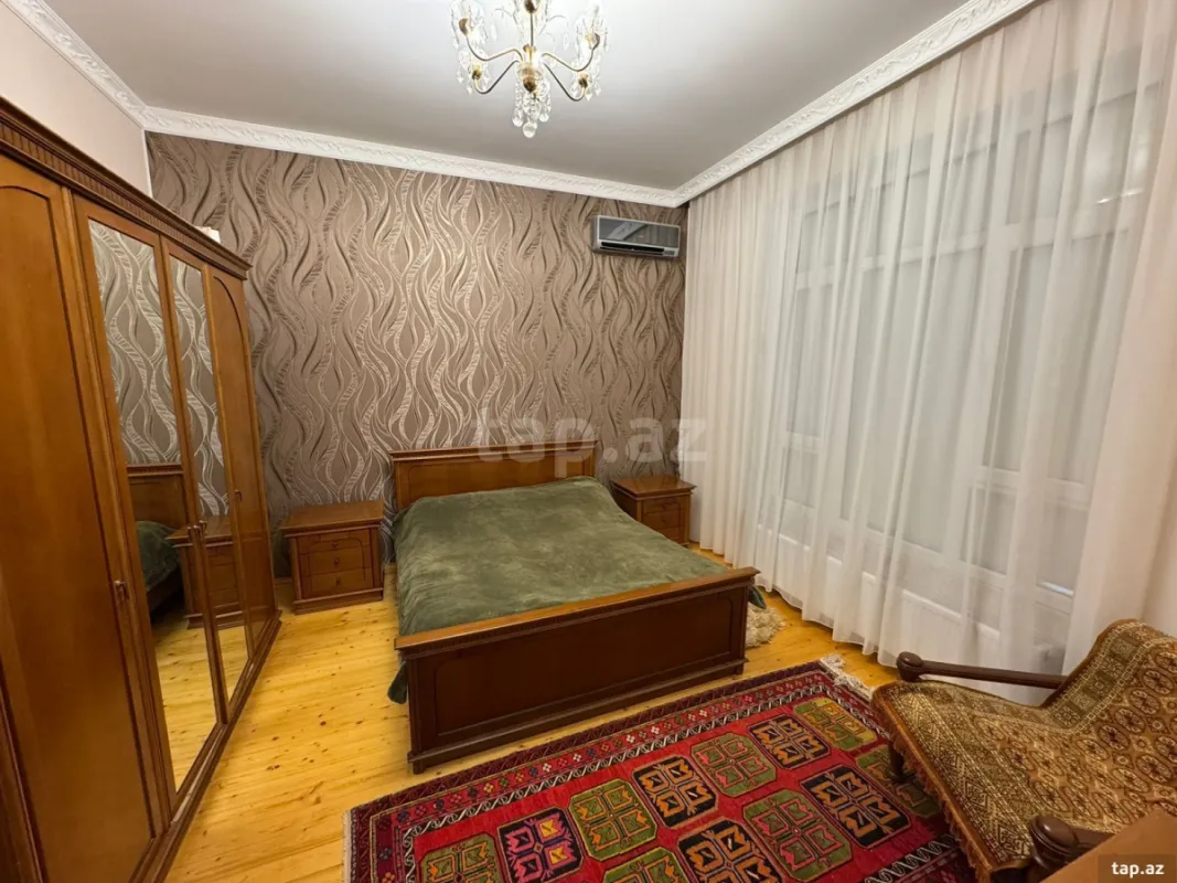 Satılır 10 otaqlı həyət evi