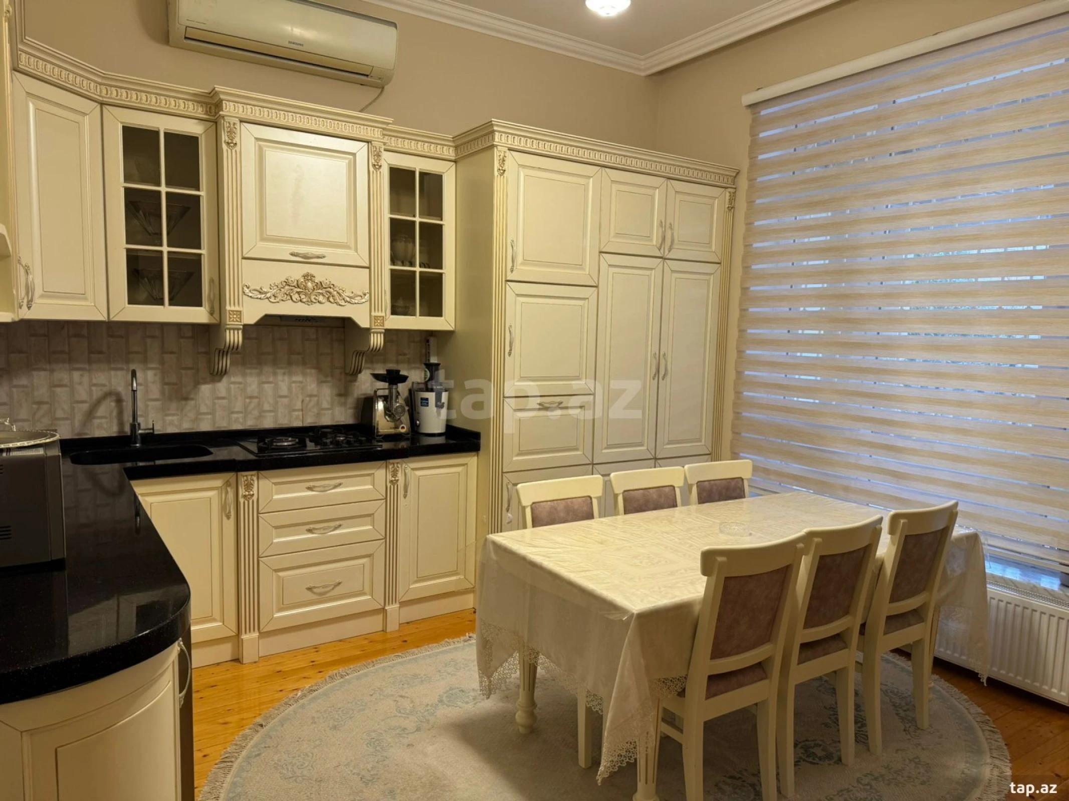 Satılır 10 otaqlı həyət evi