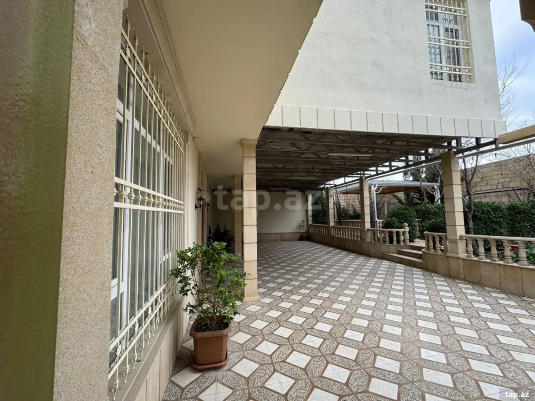 Satılır 10 otaqlı həyət evi