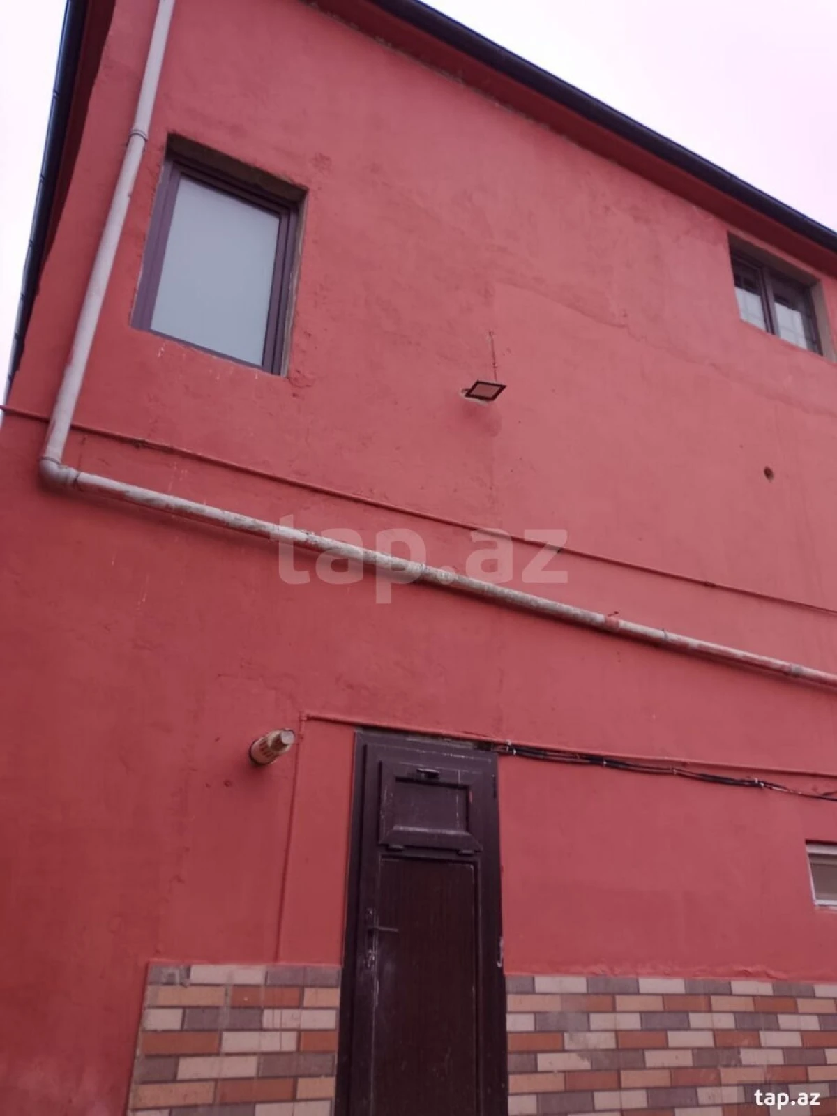 Satılır 8 otaqlı həyət evi