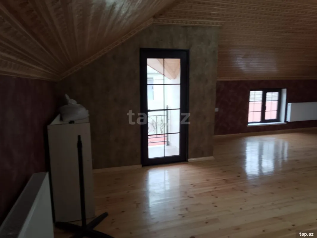 Satılır 8 otaqlı həyət evi