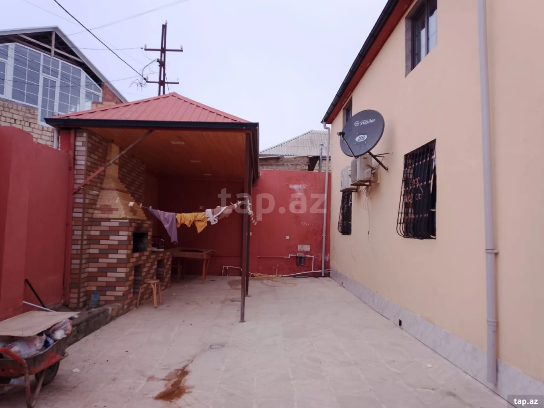 Satılır 8 otaqlı həyət evi